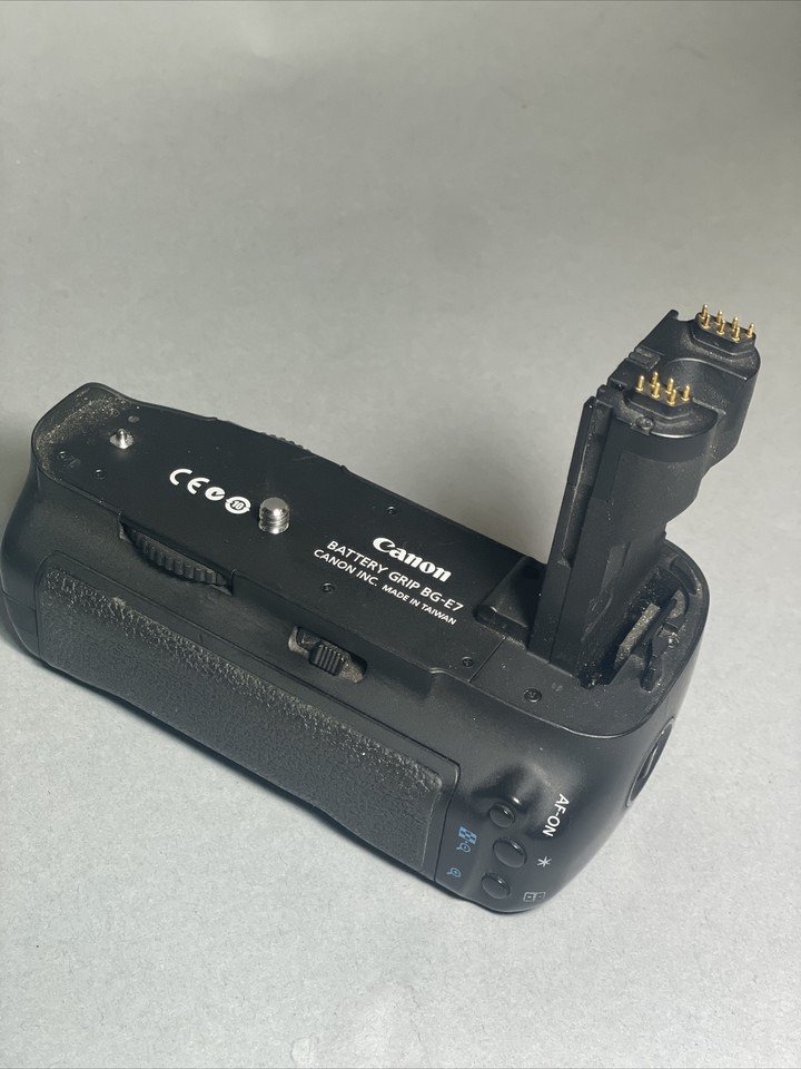 Canon BGE7 Battery Grip for Canon EOS 7D Digital SLR Camera (very good