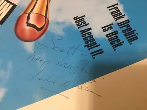 PÓSTER FIRMADO ""SCOTT"" LESLIE NIELSEN (MUERTO 2010) ""PISTOLA DESNUDA 2 1/2 EL OLOR DEL MIEDO - Imagen 9 de 12