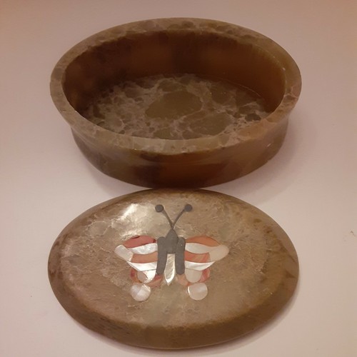 Caja de baratijas ovalada vintage hecha en la India incrustación de mármol mariposa 3-7/8" verdosa - Imagen 3 de 8