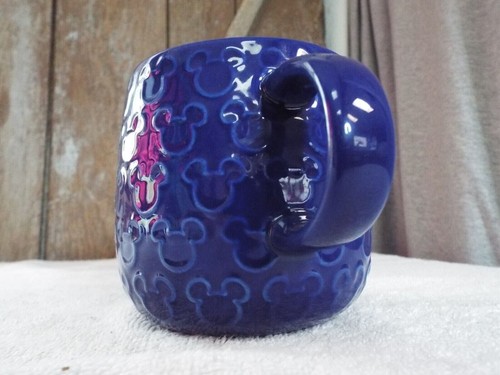 Disney Mickey Mouse Emblem Tasse - dunkelblau mit hellen Mickey Emblemen - Neu - Bild 4 von 7