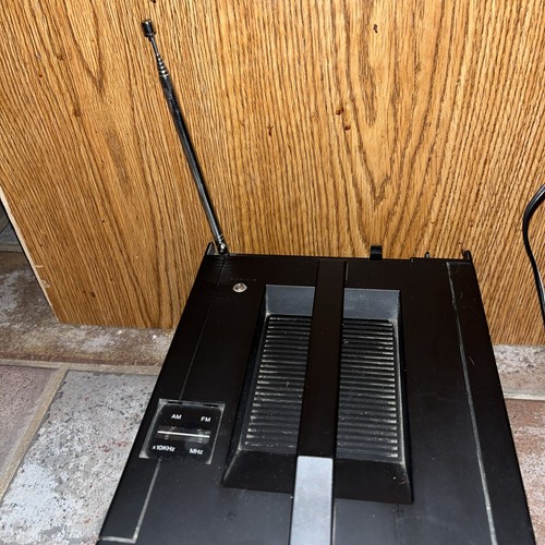 Deluxe  Black Windsor 5" Portable BW TV Radio VR 88  Cord  . Parts Only - Picture 3 of 10