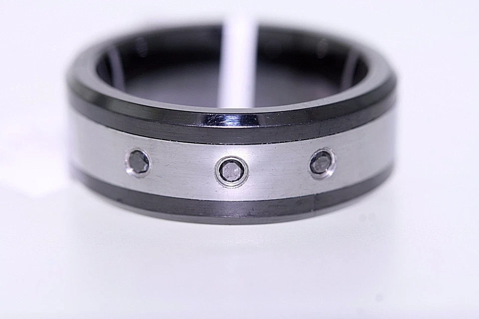 Anillo de banda biselada de 8 mm de diamantes negros genuinos tratados con tungsteno y cerámica de 0,06 quilates Foto 2 de 4