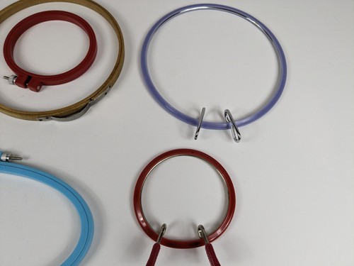 Posten Vintage Stickrahmen 7 Schrauben 4 Federspannung Kunststoff Holz rund oval - Bild 5 von 7