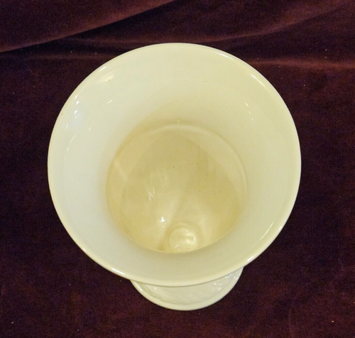 Wedgwood Lavender on Cream Queensware Etruria & Barlaston Trumpet Vase (1952) - Picture 3 of 6