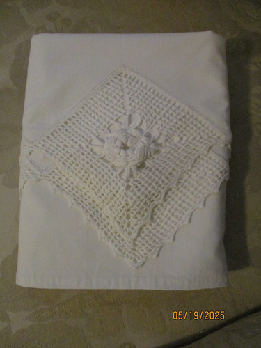 Vintage Pillowcases Pair White Irish Crochet Flowers - Picture 9 of 9