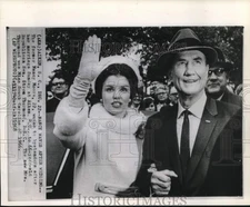 1968 Press Photo New Mrs. Strom Thurmond waves to Aiken, South Carolina crowd.