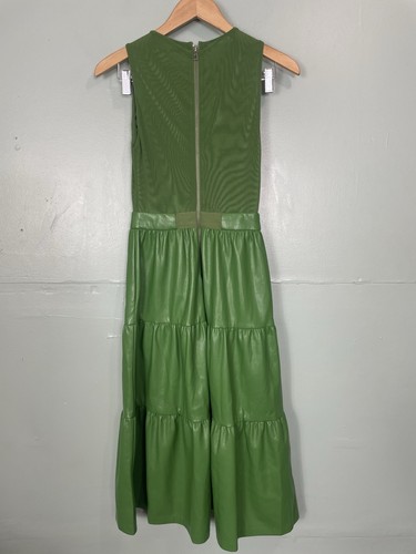 Alice + Olivia Chara Midikleid veganes Leder ärmellos Stufen Avocado grün - Bild 7 von 12