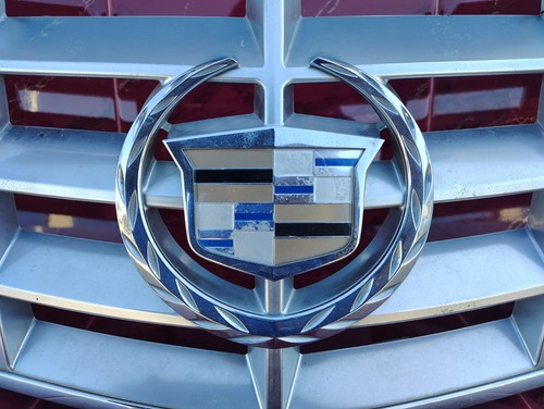 2006-2011 Cadillac DTS Upper Bumper Grille W/Emblem Factory Silver OEM # 2199662 - Picture 11 of 22