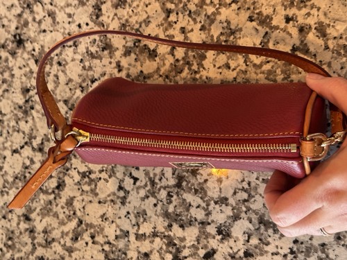 Dooney And Bourke Mini Barrel Borsello Polso Pelle Rosso Ciottolato Bordo Marrone *LEGGI* - Foto 8 di 13