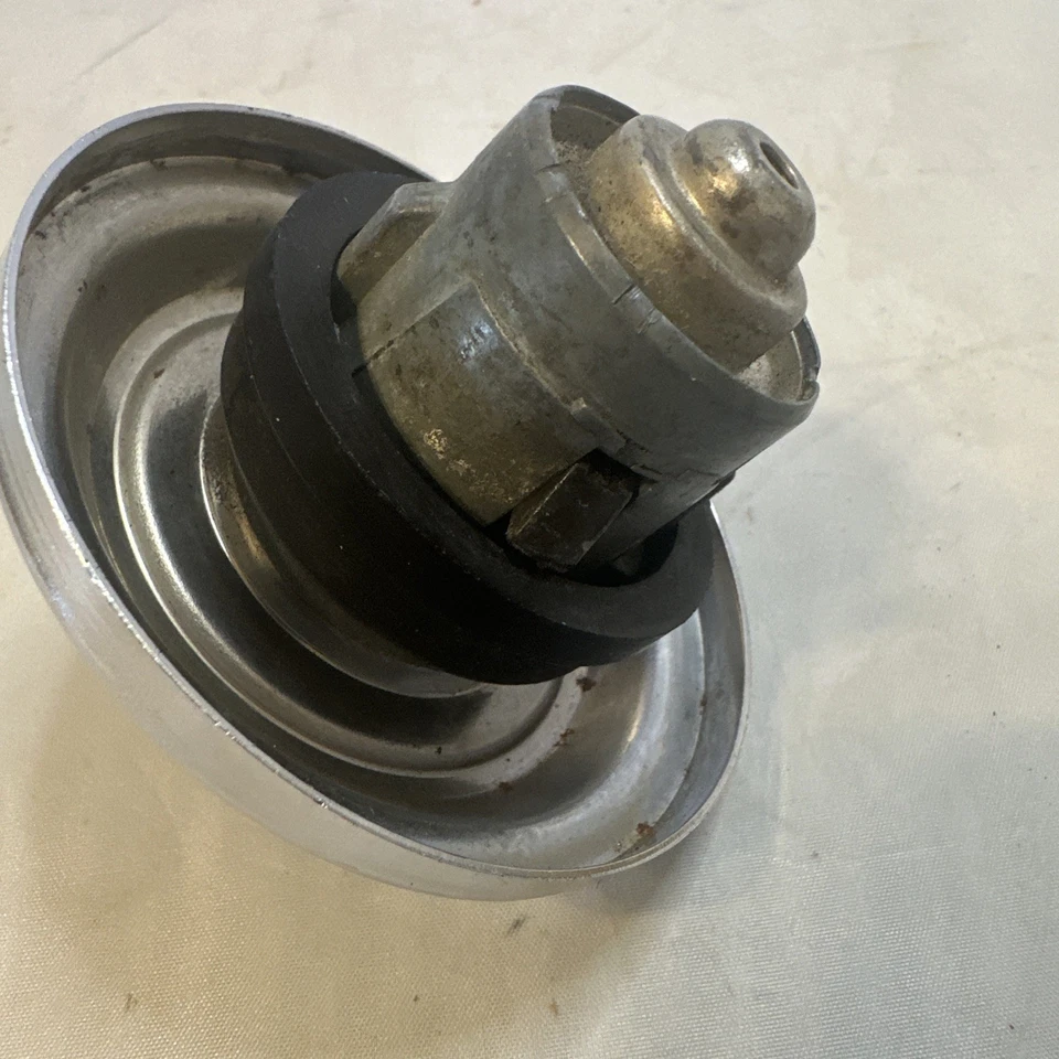 Ford Mustang 1974-78 tapa de gasolina, tapa de gasolina de bloqueo, tapa de gasolina de bloqueo Ford Mustang II Foto 4 de 4