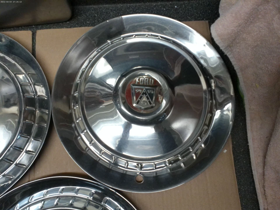 КРЫШКИ КОЛЕС 1953 1954 FORD CRESTLINE SUNLINER CUSTOMLINE 15 ДЮЙМОВ КОЛПАКИ СТУПИЦЫ ОТ ОРИГИНАЛЬНОГО ПРОИЗВОДИТЕЛЯ Б/У - Изображение 2 из 4