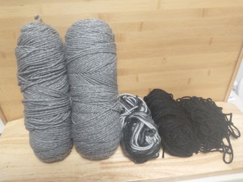Paket 5 Rollen Garn 2 grau 2 schwarz 1 grau-schwarz Markenlos bitte lesen
