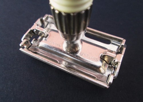 Vintage GILLETTE Slim Twist Safety Razor - Made in England - Picture 5 of 6