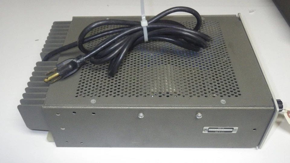 Fonte de alimentação HEWLET PACKARD 6384A DC 4-5.5V, 0-8A - Imagem 2 de 3