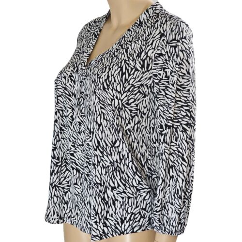 Vince Camuto Women's V-neck 3/4 sleeve print blouse - Picture 2 of 7