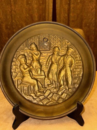 9.5” Brass Tin WALL HANGING Relief PLATE Made In England Vintage - Picture 3 of 4