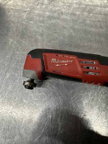 broken Milwaukee 2426-20 12-Volt Lithium-Ion Cordless Multi-Tool - Picture 2 of 5