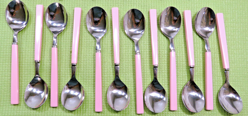 Cubiertos con mango de plástico rosa claro de acero inoxidable MCM 34 piezas vintage - Imagen 5 de 6