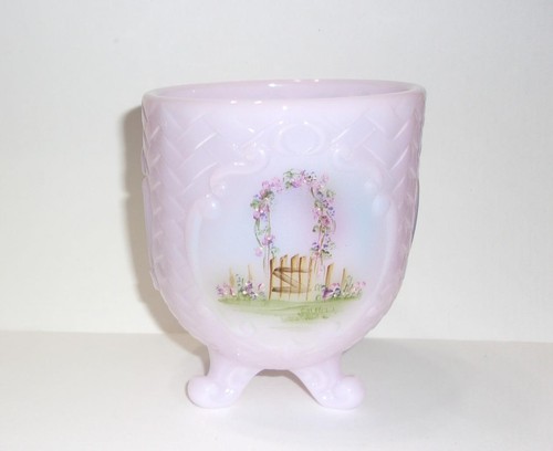 Fenton Glass Pink "Garden Gate" Three Panel Toed Vase Ltd Ed #8/11 M Kibbe - Picture 3 of 7