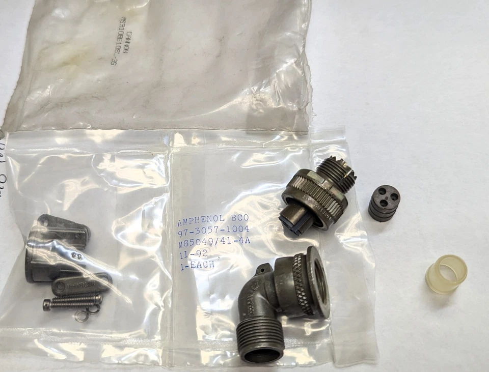 Amphenol MS3108E10SL-3S 3-Contact Circular Connector [Z5B4] - Image 3 of 4