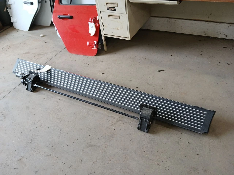 Tabla de correr izquierda para conductor Jeep Grand Wagoneer 2024 3078856 Foto 2 de 3