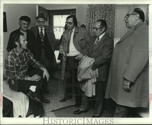 1978 Press Photo People Attending A Meeting At Hampton Gardens - mjb79986 - Picture 1 of 2