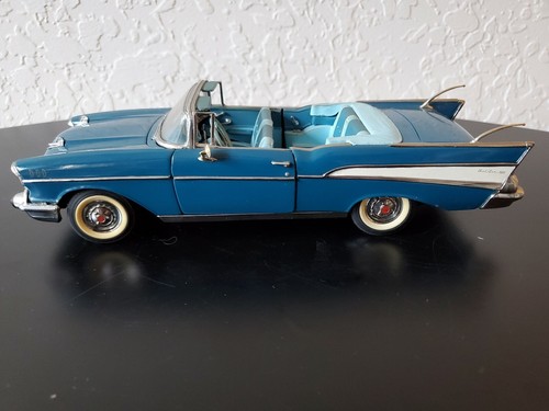 Franklin Mint 1957 Chevy Bel Air Harbor blu/avorio 1:24 ottime condizioni - Foto 6 di 9