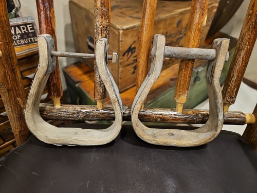Coppia antica stirruppa sella in legno - con cinghie in metallo western da collezione - Foto 3 di 8