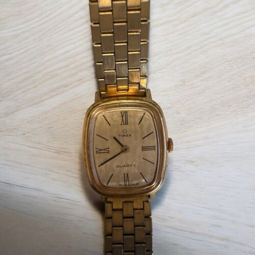 Timex F Cell Q Estilo Rectangular Hombre Cara Dorada y Banda Acero Inoxidable Espalda - Imagen 2 de 5