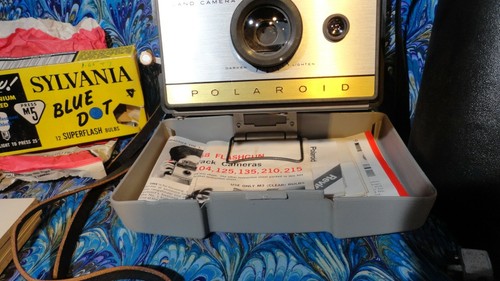 Polaroid Automatic Land Camera 215 With Case Flash Leather Strap Cold Clip Bulbs - Picture 4 of 12