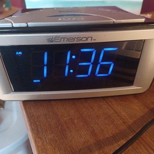 Emerson SmartSet Digital Dual Alarm Clock CKS9031 AM/FM Radio Large Screen - Picture 1 of 10