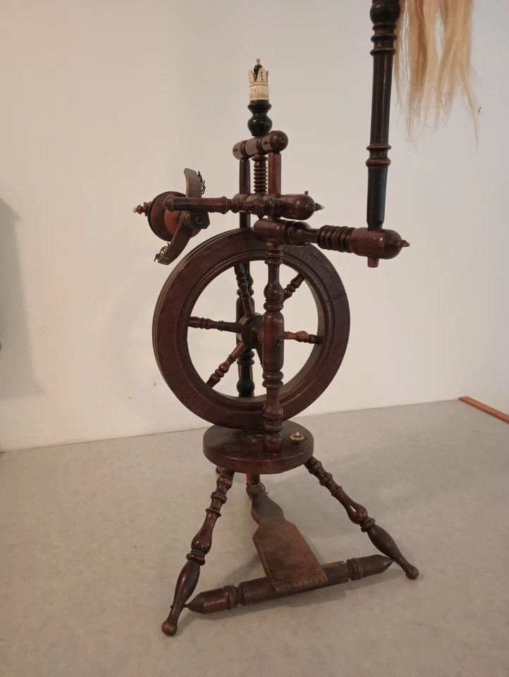 Antiguo Giratorio Alemán Tallado a Mano Funciona con Ébano y Hueso Lino Distaff 47" Alto Foto 2 de 4