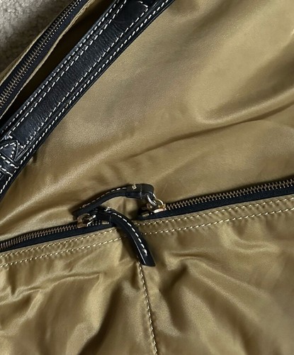 Bolso de mano de viaje Dooney & Bourke Erica de nailon tostado con correa de cuero negro - Imagen 3 de 14