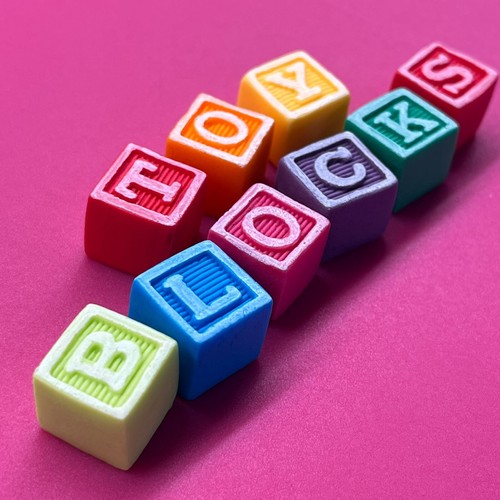 9 essbare NAMENBLÖCKE mit WEISSEN Buchstaben REGENBOGEN / JEDE FARBE Baby Kuchenaufleger - Bild 2 von 8