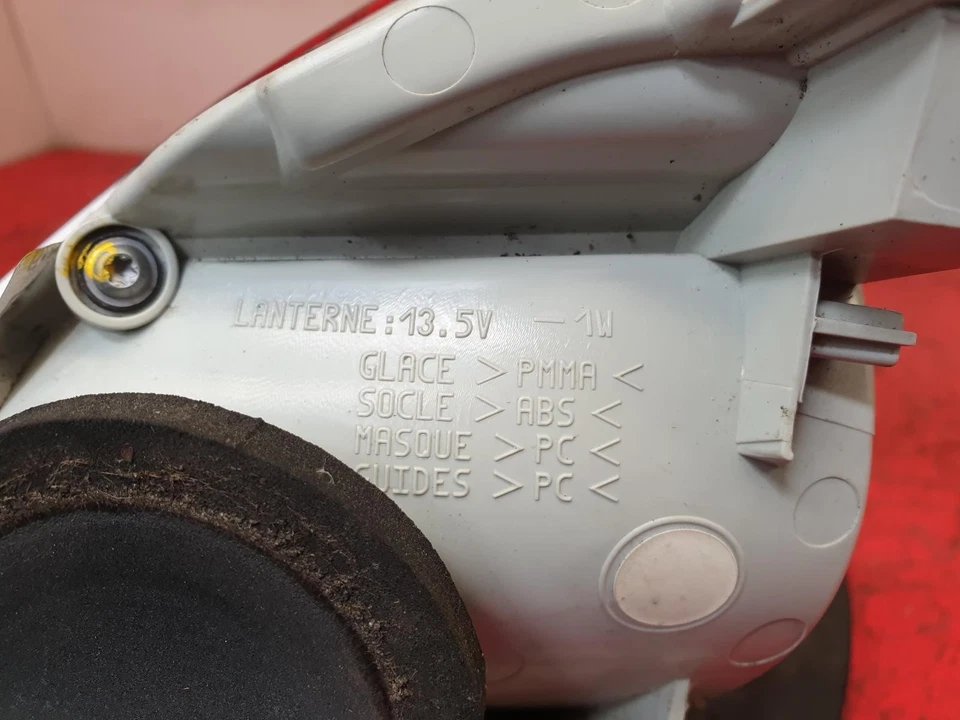 PEUGEOT 2008 LUZ TRASERA INTERIOR LADO PASAJERO LADO CERCANO LH 2014 5 PUERTAS HATCHBACK Foto 4 de 4