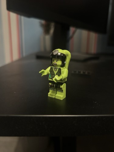 LEGO Inspired Star Wars Oola Minifigure - Picture 4 of 4