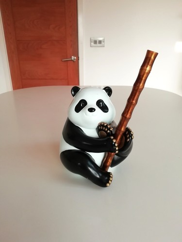 A COPPER BRONZE PEN HOLDER IN THE FORM OF A PANDA SIGNED TO BASE ZHU BINGZHENG - Foto 2 di 23