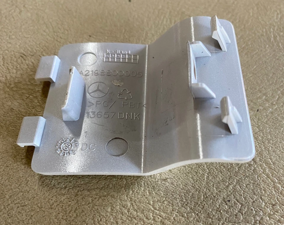 Tapa de ojo de remolque para parachoques trasero MBZ - 219-880-00-05-9960 - para CLS500 y CLS55 AMG Foto 3 de 4