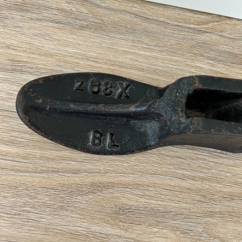 Vintage Cast Iron Shoemaker Cobbler Shoe Repair Mold BL X39 z Square - Picture 2 of 5