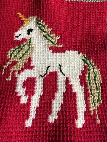 Selbstgemachtes afghanisches Einhorn Design. Rosa Farbton mit roten Akzenten in Punkten. - Bild 7 von 13
