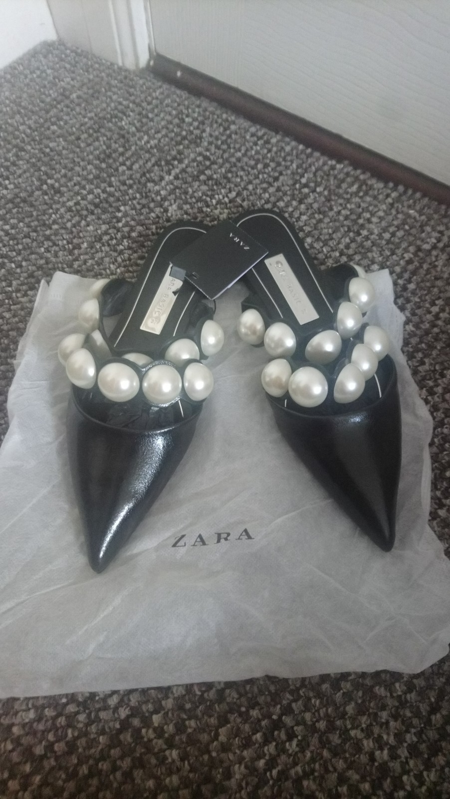 Zara Leder Slides With Pearls Detail Größe UK 4 SOLD OUT Zara Leder Slides With Pearls Detail Größe UK 4 SOLD OUT