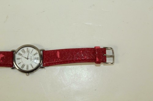 Genuine Guess Wristwatch 1.25" face Silvertone Women's - Picture 6 of 6