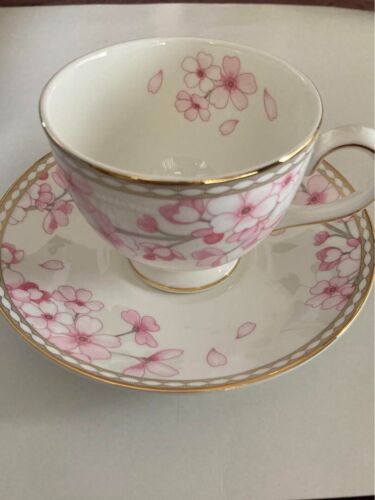 WEDGWOOD Tappa da tè e piattino con fiori a primavera (Lee) con scatola speciale nuovo - Foto 1 di 6