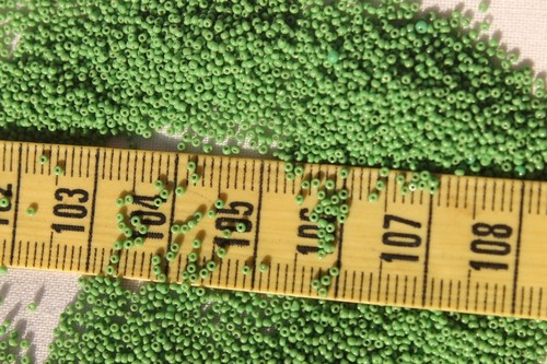 Cuentas de semillas de vidrio veneciano de colección 22/0 verde opaco # 5 joyas artesanales / 14 gramos - Imagen 2 de 3