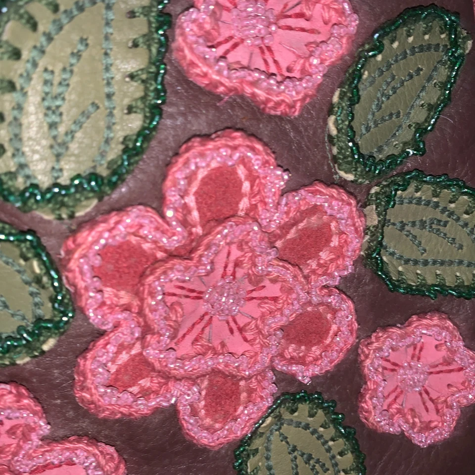 Bolso de hombro Isabella Fiore de cuero borgoña con apliques de flores rosadas Foto 3 de 4