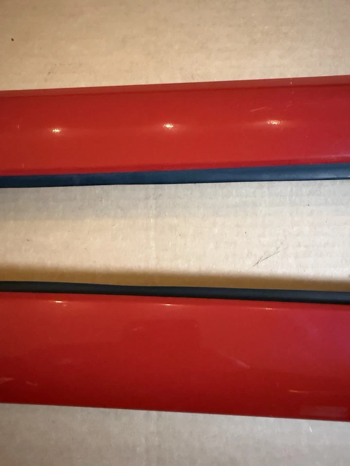 06-12 Mitsubishi Eclipse Parabrisas Pilar Moldura Panel Juego de molduras Par Rojo Foto 4 de 4