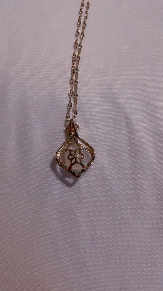 Collar medallón de acero inoxidable chapado en oro de 18k con dije de perlas colgante para mujer Foto 4 de 4