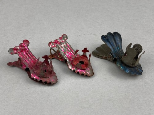 3 x ANTIQUE GERMAN TINPLATE CANDLE HOLDERS CLIPS SHOES CHRISTMAS DECORATIONS - Picture 2 of 9