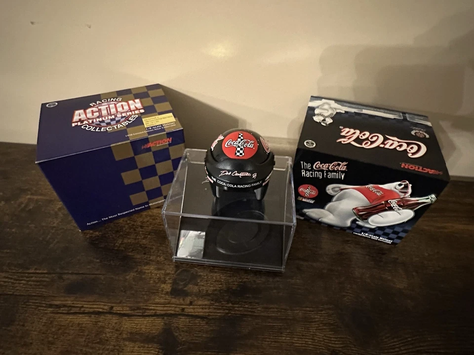 Casco de carreras NASCAR Dale Earnhardt Jr. Coca-Cola Polar Bear escala 1/4 Foto 3 de 4