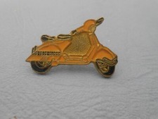 Pin's MOTO / BIKE / BIKER - Scooter Vespa rose